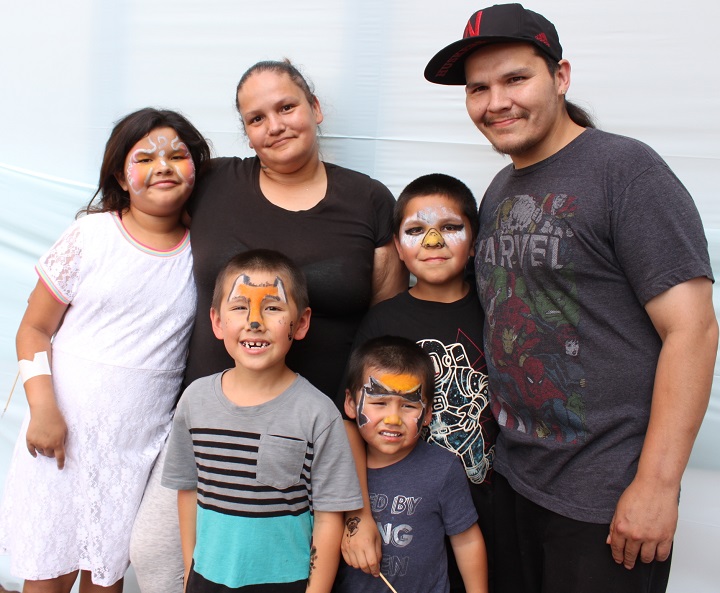 Family of 6 posing